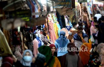 Warga berbelanja pakaian di los pakaian Pasar Beringharjo, Yogyakarta, Ahad (9/5). Memasuki H-4 Idul Fitri warga mulai menyerbu Pasar Beringharjo untuk membeli pakaian. Namun, efek adanya larangan mudik sangat memengaruhi penjualan pakaian pada tahun ini.