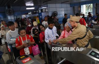 Antusiasme Warga Naik Transportasi Publik di Jakarta saat Pemberlakuan Tarif Khusus Rp8
