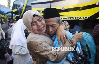 Pelukan Hangat Sambut Kepulangan Kloter Terakhir Jamaah Haji Debarkasi Kertajati
