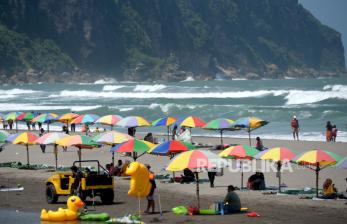 Warga menikmati hari libur lebaran di Pantai Parangtritis, Bantul, Yogyakarta, Ahad (16/5). 