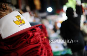 Deretan perlengkapan sekolah dijajakan di Pasar Jatinegara, Jakarta, Rabu (11/5/2022). Menjelang hari pertama sekolah usai libur lebaran 1443 H pada Kamis (12/5/2022) mendatang, sejumlah pedagang seragam mengaku belum mengalami peningkatan jumlah penjualan dari beberapa hari terakhir dan memprediksi akan terjadi peningkatan penjualan pada bulan Juni mendatang. Republika/Thoudy Badai
