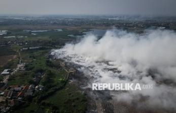 Kebakaran TPA Jatiwaringin Meluas, Petugas Berjibaku Padamkan Api 