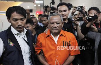 Tersangka kasus mafia bola pengaturan skor Vigit Waluyo (VW) (tengah) berjalan munuju ruang tahanan usai menjalani pemeriksaan di Bareskrim Mabes Polri, Jakarta, Rabu (20/12/2023). Satuan Tugas (Satgas) Antimafia Bola Polri menahan tiga tersangka yakni Vigit Waluyo (VW), Dewanto Rahadmoyo Nugroho (DRN), dan Kartiko Mustikaningtyas (KM) dalam kasus dugaan suap pengaturan skor di salah satu pertandingan yang melibatkan perangkat klub bola pada pertandingan Liga 2 musim 2018. 