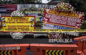 Pekerja memasang karangan bunga di depan Mapolsek Astana Anyar pascaledakan bom bunuh diri di Jalan Astana Anyar, Kota Bandung, Jumat (9/12/2022). Karangan bunga tersebut sebagai bentuk penghargaan dan dukungan untuk Polri dalam memberantas terorisme, serta ucapan duka cita atas wafatnya Aiptu Anumerta Sofyan dalam peristiwa ledakan bom bunuh diri tersebut. Republika/Abdan Syakura
