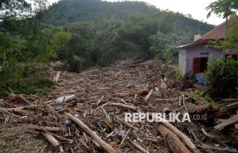 Kayu Gelondongan Menumpuk di Sungai Sigultom, Jalan Desa Tukka Tapteng Terendam Banjir
