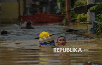 Banjir Setinggi 150 Sentimeter Rendam Permukiman Warga di Bidara Cina Jakarta