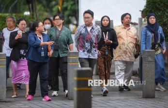 Hari Batik Nasional, Pegawai Kantoran di Sudirman Kompak Kenakan Batik