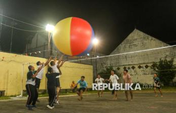 In Picture: Ada-ada Saja, Warga Banyuwangi Gelar Pertandingan Voli dengan Bola Raksasa