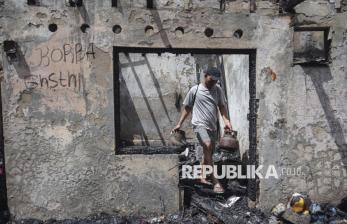 Korban Kebakaran Benhil Kumpulkan Barang yang Tersisa dari Reruntuhan Rumahnya