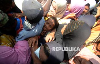 In Picture: Ibu-ibu di Tegal Rela Berdesakan Demi Dapatkan Daging Kurban