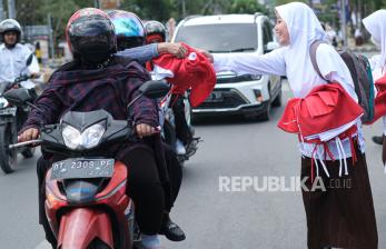 In Picture: Sambut HUT RI, Disdikbud Sulteng Bagikan 17 Ribu Bendera Merah Putih