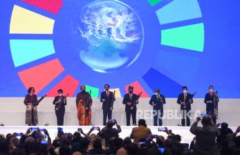 Presiden Joko Widodo (keempat kiri) bersama (kiri ke kanan) Special Representative of the UN SG for Disaster Risk Reduction Mami Mizutori, Menlu Retno LP Marsudi, UN Deputy Secretary-General Amina Mohammed, Menko PMK Muhadjir Effendi, The President of the United Nations General Assembly Abdulla Shahid Kepala BNPB Letjen TNI Suharyanto serta UN Resident Coordinator for Indonesia Valerie Julliand memukul kentongan saat membuka Global Platform for Disaster Risk Reduction (GPDRR) 2022 di BNDCC, Nusa Dua, Bali, Rabu (25/5/2022). GPDRR 2022 berlangsung pada 23-28 Mei 2022 di Bali dengan tema 