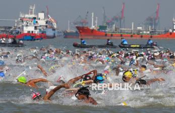 In Picture: Ratusan Perenang Beradu Cepat Lintasi Selat Madura