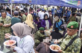 Berbagi di Hari Jadi TNI, 2.000 Porsi Makanan Gratis Dibagikan untuk Warga