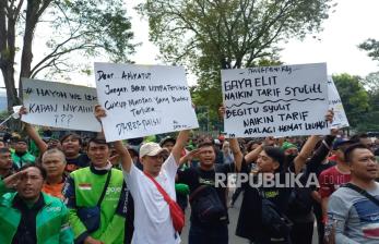 In Picture: Tolak Tarif Murah, Pengemudi Ojek dan Taksi Online Gelar Aksi Demo di Bandung