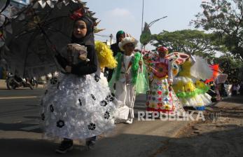 In Picture: Antusiasme Pelajar Ikuti Kirab Sambut Maulid Nabi Muhammad SAW 