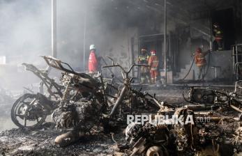 Si Jago Merah Lahap Trans Home Sleman, Petugas Berjibaku Padamkan Api