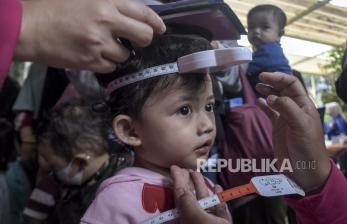 Petugas kesehatan mengukur lingkar kepala anak usia bawah lima tahun (balita) di Posyandu Sakura, (ilustrasi)