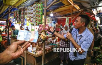 In Picture: Cegah Peredaran Uang Palsu, BI Gelar Sosialisasi Uang Asli di Pasar