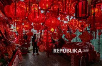 Berburu Pernak-Pernik Imlek di Kawasan Glodok Jakbar