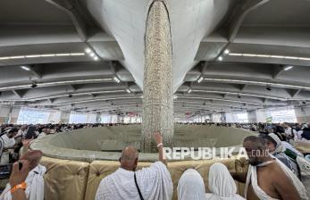 Momen Jamaah Haji Laksanakan Lempar Jumrah Aqobah di Mina