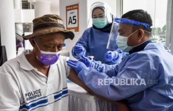 Vaksinasi Lansia di Kota Cirebon Baru 25 Persen. Vaksinator menyuntikan vaksin Covid-19 ke warga lanjut usia (lansia).