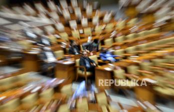 Sejumlah anggota DPR mengikuti Rapat Paripurna DPR ke-27 masa persidangan V tahun sidang 2021-2022 di Kompleks Parlemen, Senayan, Jakarta, Selasa (5/7/2022). Rapat paripurna tersebut beragendakan pandangan fraksi-fraksi terhadap RUU tentang pertanggungjawaban atas pelaksanaan APBN Tahun Anggaran 2021 serta persetujuan perpanjangan waktu pembahasan terhadap RUU tentang Pelindungan Data Pribadi (PDP) dan RUU tentang Perubahan atas UU Nomor 5 Tahun 2014 tentang Aparatur Sipil Negara.Prayogi/Republika.