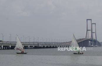 Keseruan Adu Cepat Perahu Layar Tradisional di Surabaya