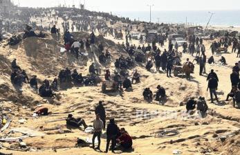 Penantian Bantuan Kemanusiaan di Tepi Pantai Gaza