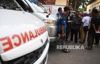 In Picture: Keluarga Korban Tenggelam di Kali Bekasi Datangi RS Polri