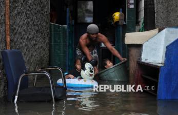 In Picture: Kali Buaran Meluap, Permukiman Warga di Cakung Jakarta Timur Terendam Banjir