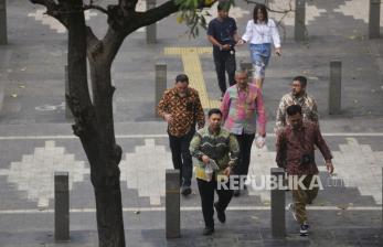 In Picture: Sambut Hari Batik Nasional, Karyawan Perkantoran di Sudirman Kompak Berbatik