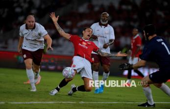 Deretan Momen Aksi Para Legenda MU dan Arsenal di Stadion GBK