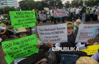 Tuntut Peningkatan Kesejahteraan, Ratusan Guru Madrasah Swasta Gelar Aksi di Depan Gedung DPR
