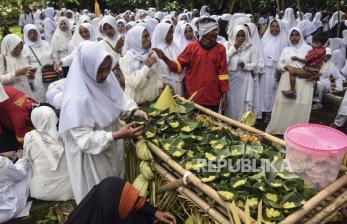 Makan Nasi Tumpeng Seusai Tradisi Nyepuh Jelang Ramadhan di Ciamis