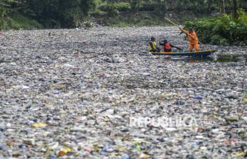 In Picture: Tumpukan Sampah di Sungai Citarum Lama Capai 19 Ton