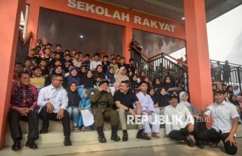 Momen Hangat Mensos Saifullah-Seskab Teddy Bersama Siswa Sekolah Rakyat