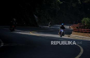 Pengendara melintas di jalur tengah Sumedang-Cirebon yang lengang di Cadas Pangeran, Kabupaten Sumedang, Jawa Barat, Selasa (11/5/2021). Seiring penerapan penyekatan mudik Idul Fitri 1442 H di sejumlah titik di Kabupaten Sumedang, Jalur Cadas Pangeran menuju arah Majalengka, Indramayu, Cirebon dan Jawa Tengah yang biasanya ramai menjelang Hari Raya Idul Fitri saat ini terpantau sepi pengendara. 