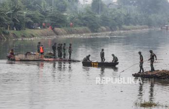 In Picture: Peringati HUT ke-79 TNI, Prajurit TNI AD Bersihkan Sampah di Sungai Ciliwung 