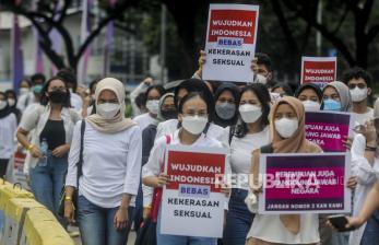 Sejumlah massa aksi melaksanakan unjuk rasa di kawasan Patung Kuda, Jakarta, Selasa (8/3/2022). Unjuk rasa dalam rangka memperingati Hari Perempuan Internasional itu menuntut pemerintah untuk mewujudkan sistem perlindungan sosial yang tidak diskriminatif dan segera mengesahkan RUU TPKS yang pro terhadap korban kekerasan. Republika/Putra M. Akbar