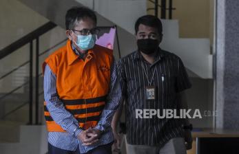 Mantan Direktur Utama PT Dirgantara Indonesia (PTDI) Budi Santoso (kiri) berjalan memakai rompi oranye usai menjalani pemeriksaan di Gedung KPK, Jakarta Jumat (12/6). KPK menetapkan Budi Santoso dan Irzal Rinaldi Zailani sebagai tersangka terkait kasus dugaan korupsi penjualan dan pemasaran di PTDI tahun 2007-2017, yang mengakibatkan kerugian negara mencapai Rp 205,3 miliar dan US$ 8,65 juta