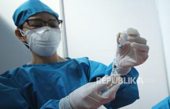 Petugas menyiapkan vaksin Sinovac (ilustrasi). Tingkat vaksinasi Covid-19 di Kota Batu baru mencapai 30,64 persen hingga 22 Agustus 2021.