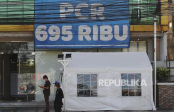 Spanduk bertuliskan harga tes usap Polymerase Chain Reaction (PCR) terpasang di sebuah lokasi penyedia layanan tes COVID-19 di Jakarta, Ahad (15/8/2021). Presiden Joko Widodo meminta harga tes usap PCR untuk COVID-19 di Indonesia diturunkan di sekitaran harga Rp450 ribu-Rp550 ribu dan hasilnya dapat diketahui maksimal 1 x 24 jam. 