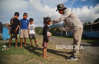 In Picture: Masker untuk Warga Terdampak Abu Vulkanik Gunung Ibu