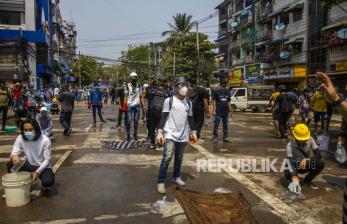 Pengunjuk rasa anti-kudeta berkumpul selama demonstrasi di Yangon, Myanmar, Jumat, 12 Maret 2021. Pasukan keamanan Myanmar menembak mati sedikitnya 10 orang yang memprotes kudeta militer, menolak seruan Dewan Keamanan PBB untuk berhenti menggunakan kekuatan mematikan.