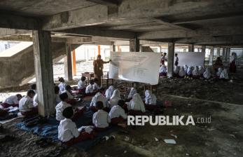 In Picture: Ruang Kelas Dikunci Kontraktor, Siswa SDN Bendono 1 Demak Belajar di Kolong Bangunan
