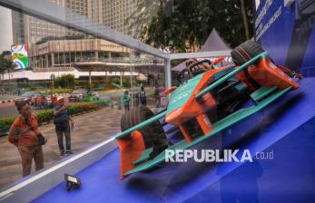 Replika Mobil Balap Formula E Mejeng di Bundaran HI