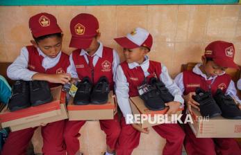 Siswa Kurang Mampu di Lumajang Terima Bantuan Sepatu Gratis