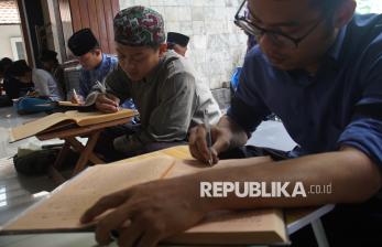 Santri Ponpes Tebuireng Isi Ramadhan dengan Mengaji Kitab Kuning