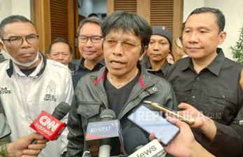 Anggota DPR Fraksi PDIP Adian Napitupulu di Rumah Aspirasi, Jakarta, Jumat (23/2/2024). 